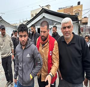 وصول الأسير محمود أبو وردة إلى مستشفى شهداء الأقصى في دير البلح على متن مركبات اللجنة الدولية للصليب الأحمر، عقب الإفراج عنه من قبل جيش الاحتلال.